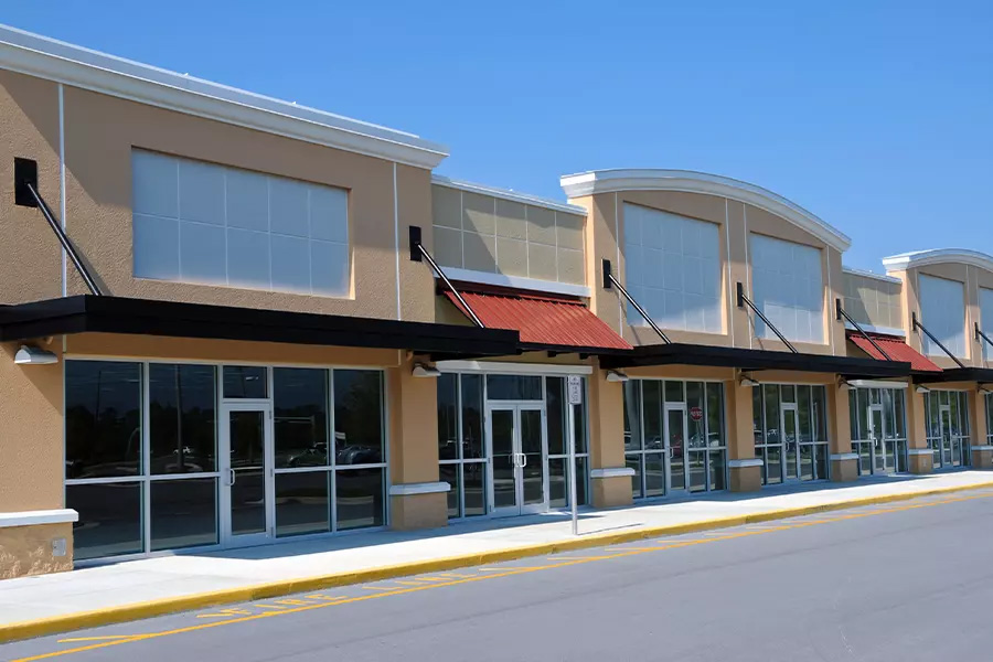 Vacant-Building-Insurance-Vacant-Retail-Buildings-in-a-New-Shopping-Center-on-a-Sunny-Day